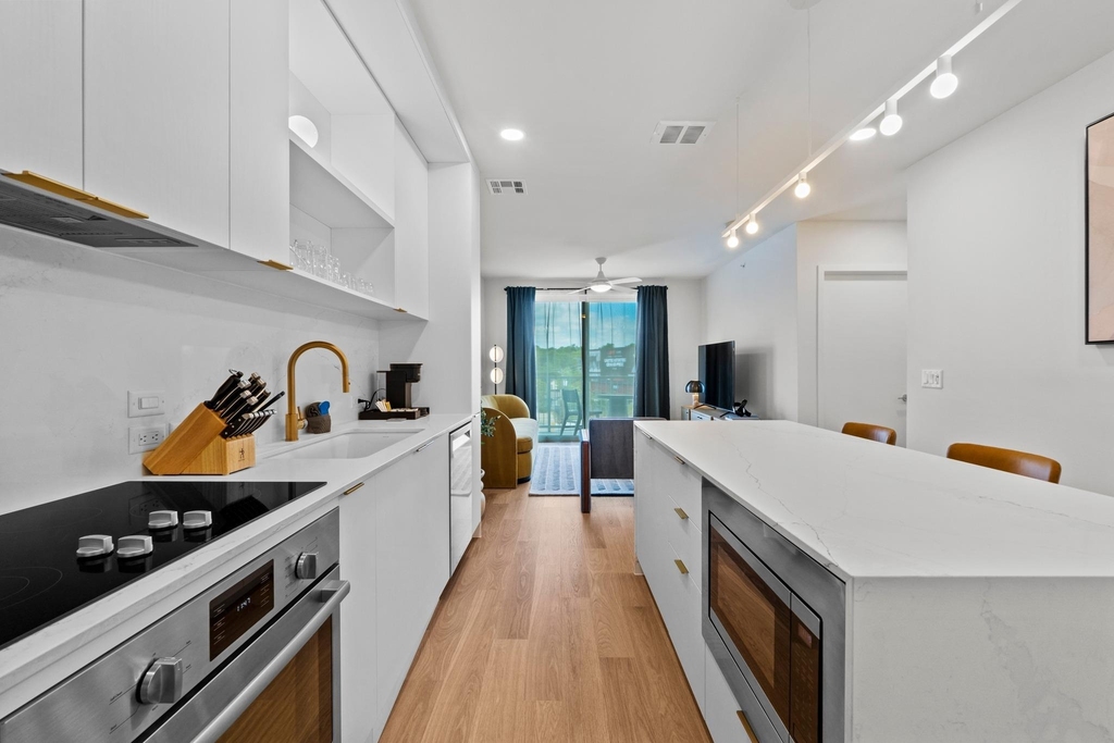 2323 S Lamar Blvd - Photo 6
