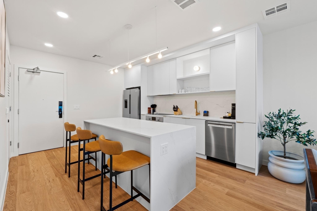 2323 S Lamar Blvd - Photo 3