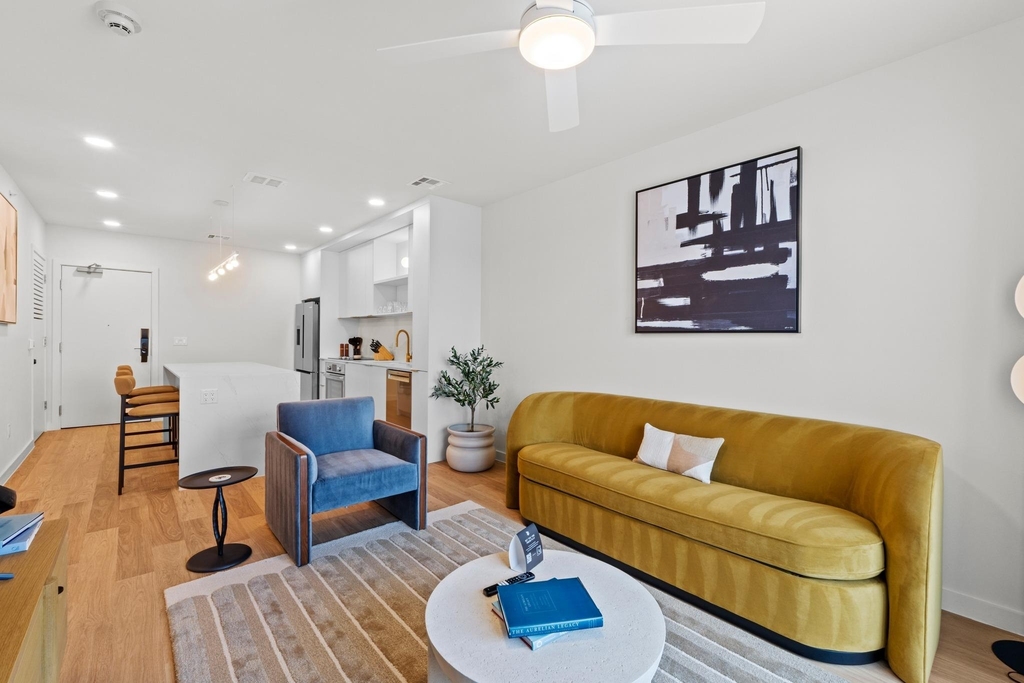 2323 S Lamar Blvd - Photo 2