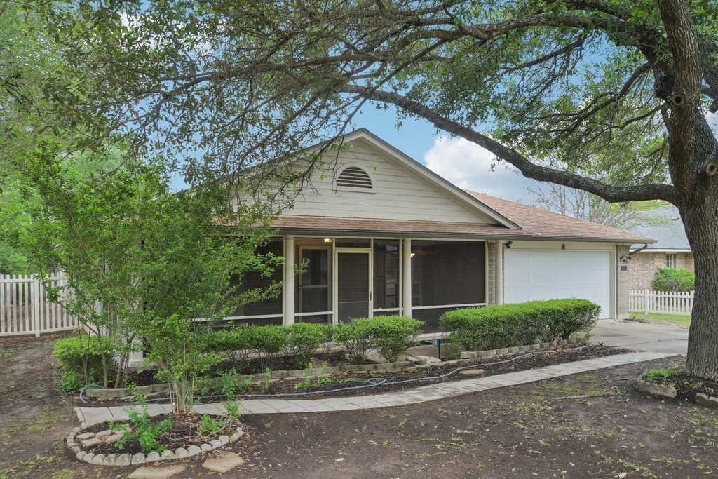 1300 Leah Ln - Photo 2