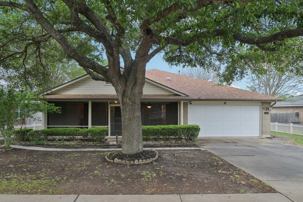 1300 Leah Ln - Photo 0