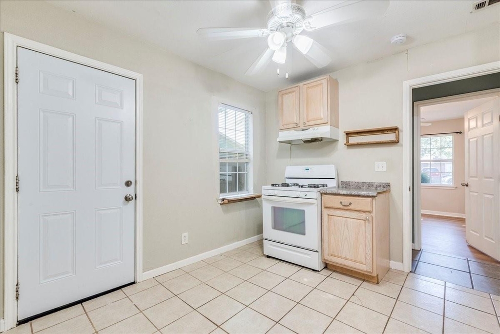 609 Cottonwood St - Photo 1
