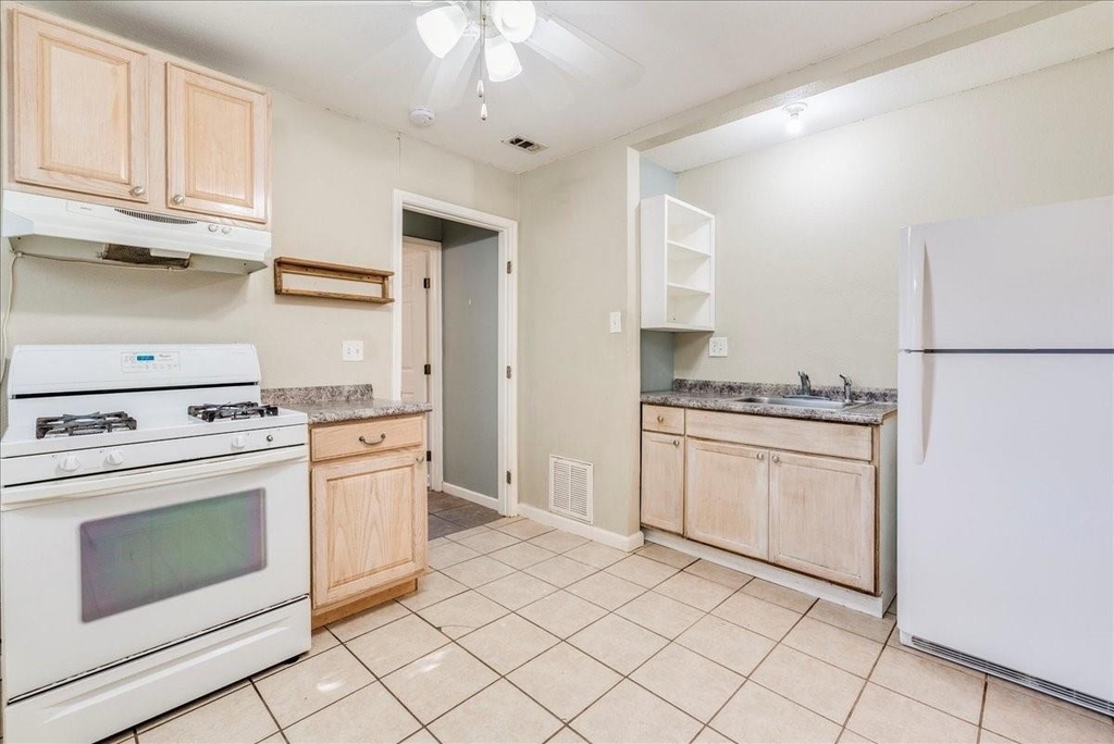 609 Cottonwood St - Photo 0