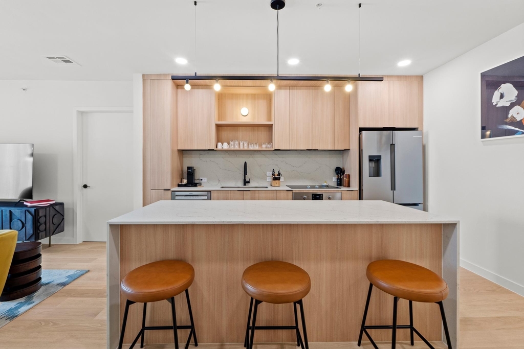 2323 S Lamar Blvd - Photo 3