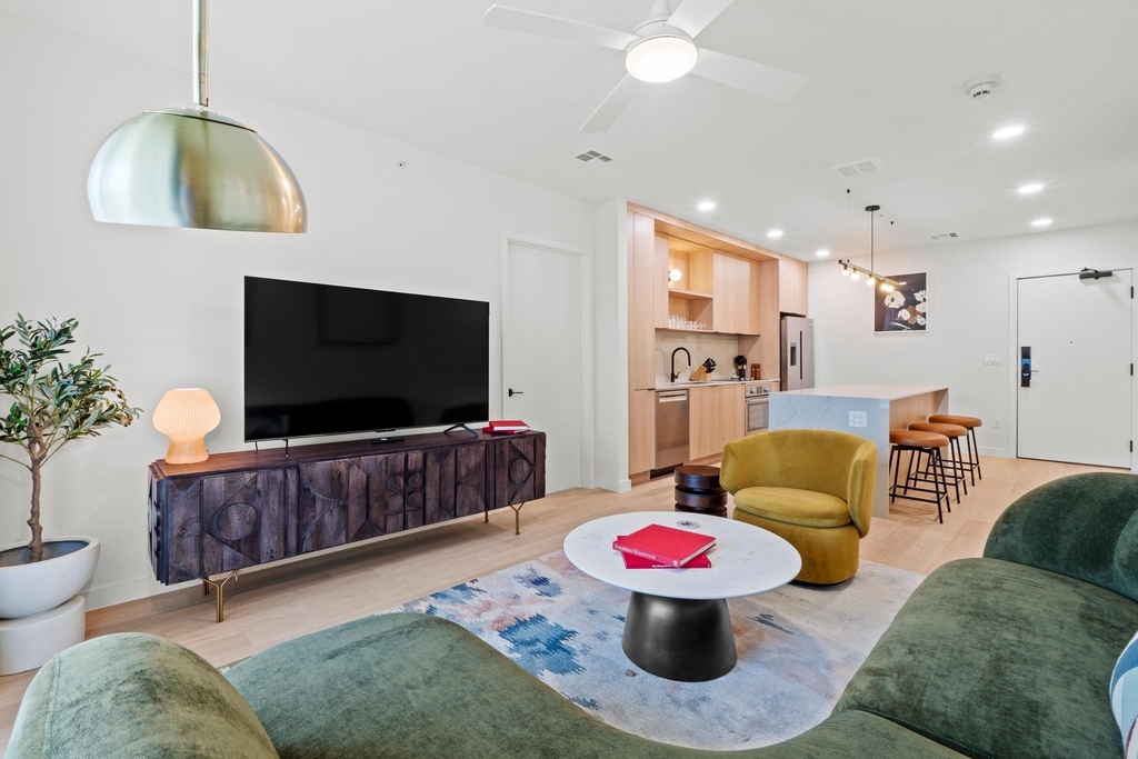 2323 S Lamar Blvd - Photo 2