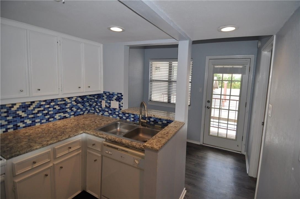 706 W 22nd St W - Photo 1