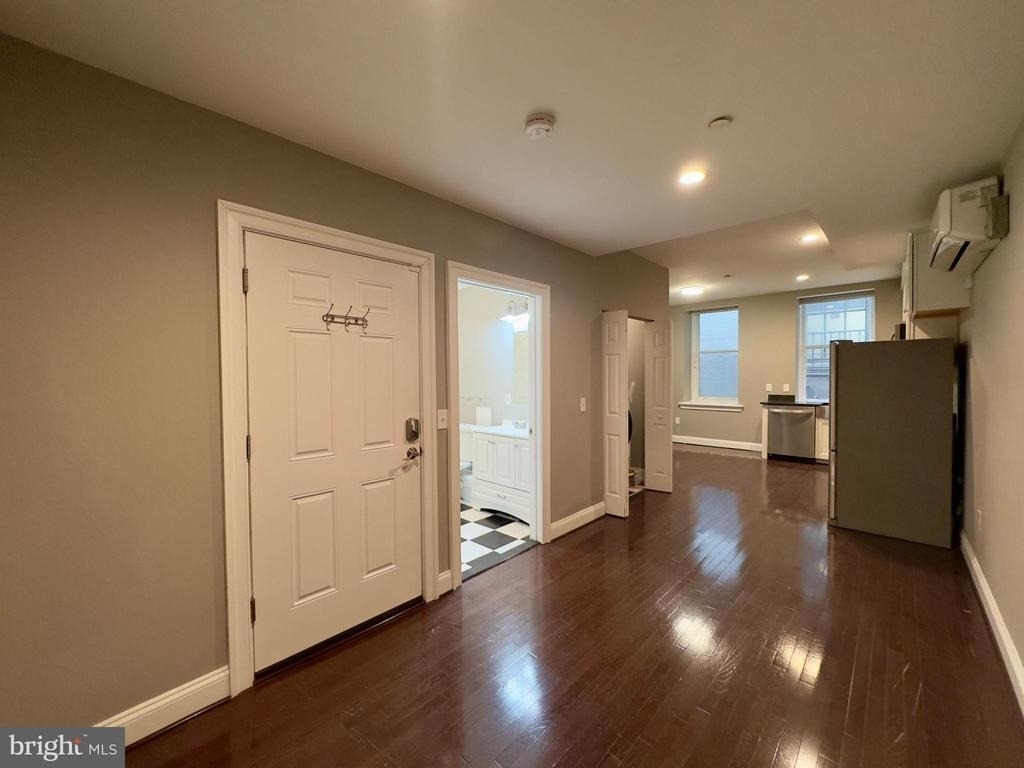 208 E Redwood Street - Photo 1