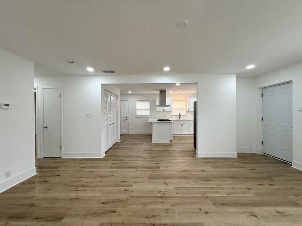 14916 Langley Avenue - Photo 2