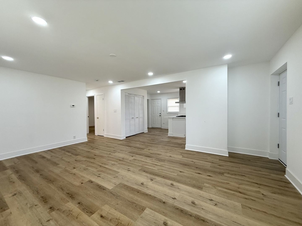 14916 Langley Avenue - Photo 1