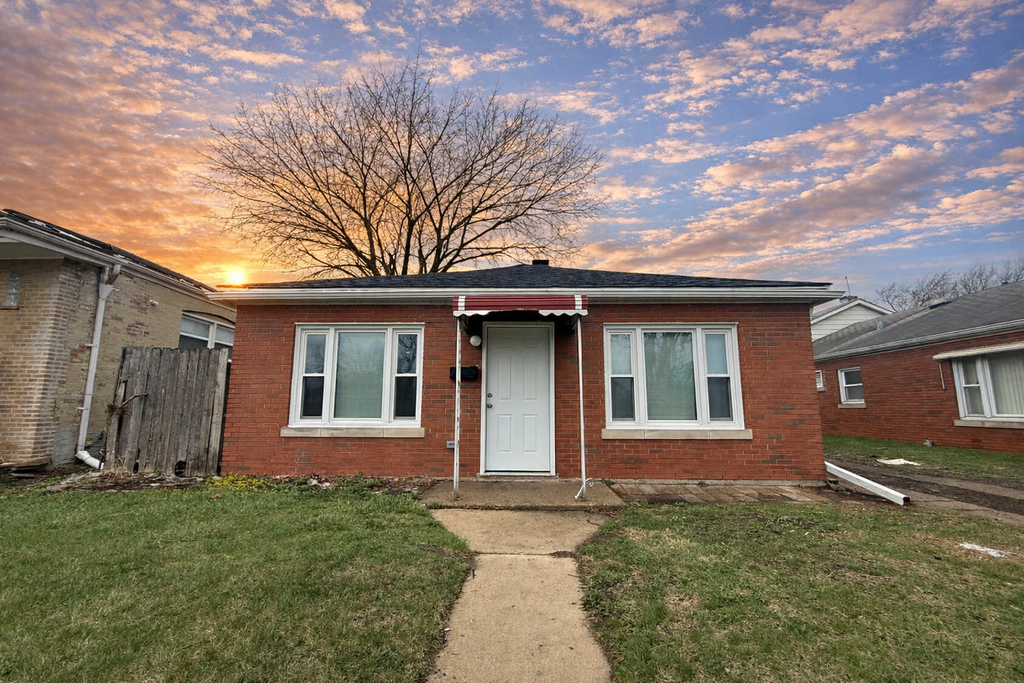 14916 Langley Avenue - Photo 0