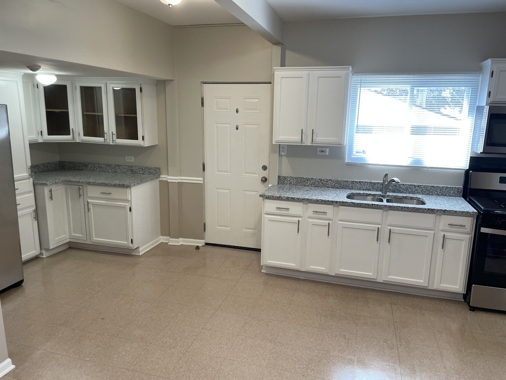 714 Broadway Avenue - Photo 3