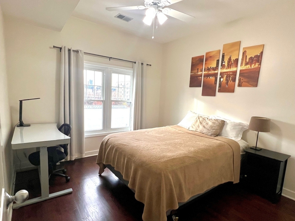 811 W Superior Street - Photo 11