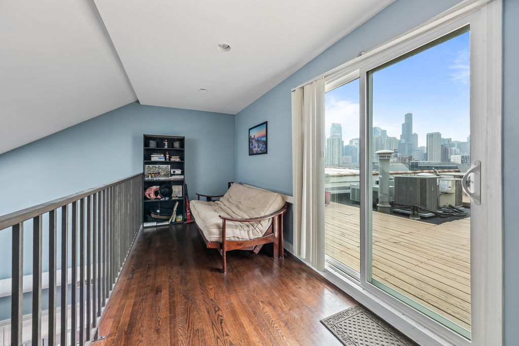 811 W Superior Street - Photo 18