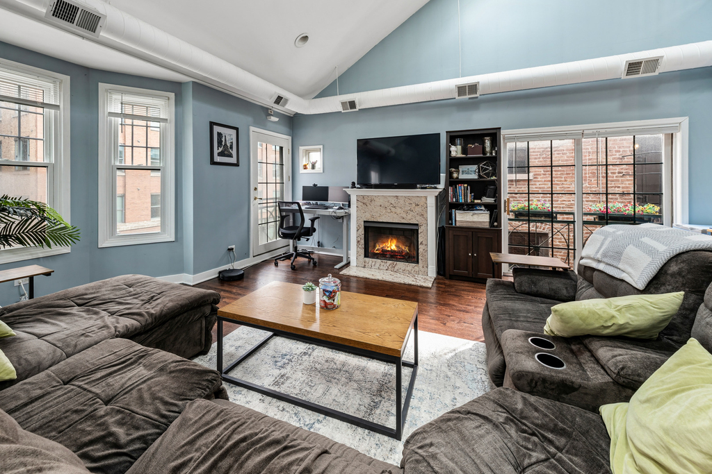 811 W Superior Street - Photo 3