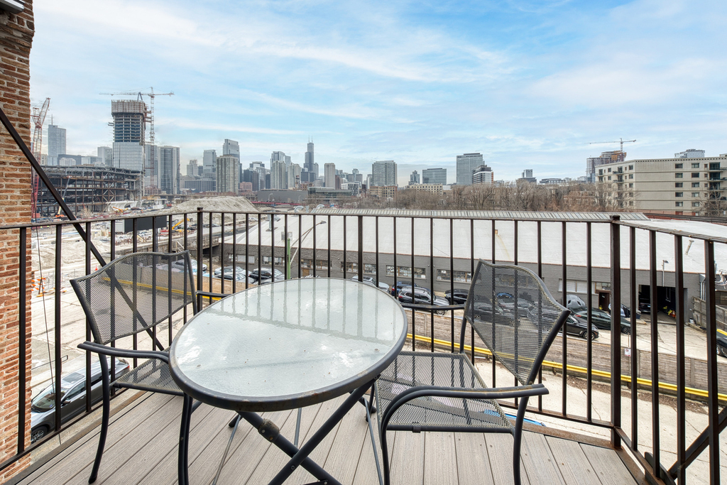 811 W Superior Street - Photo 17