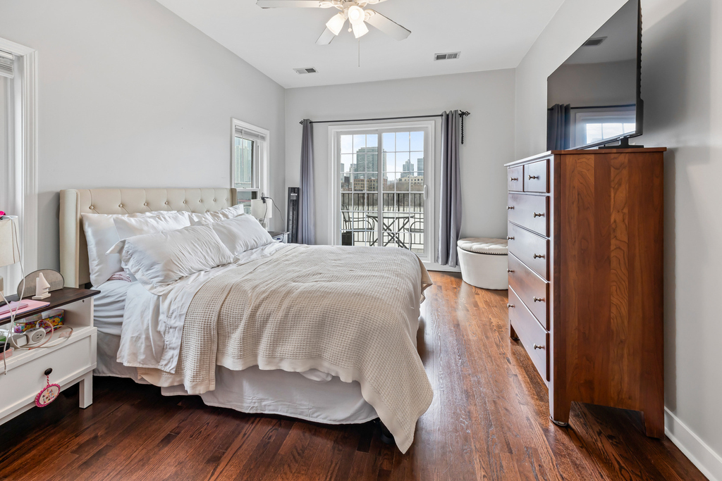 811 W Superior Street - Photo 10