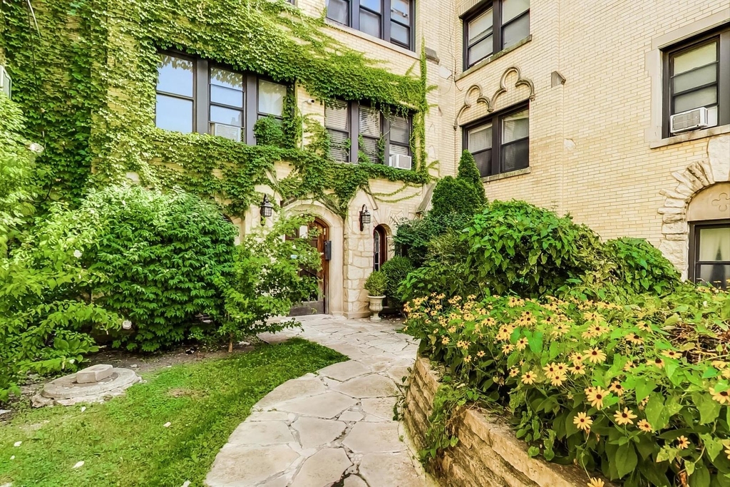 5655 N Spaulding Avenue - Photo 2