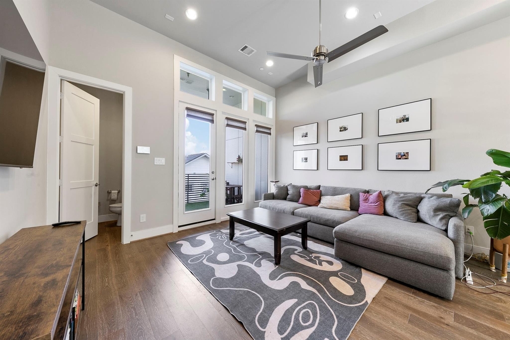 2412 Canal Street - Photo 3