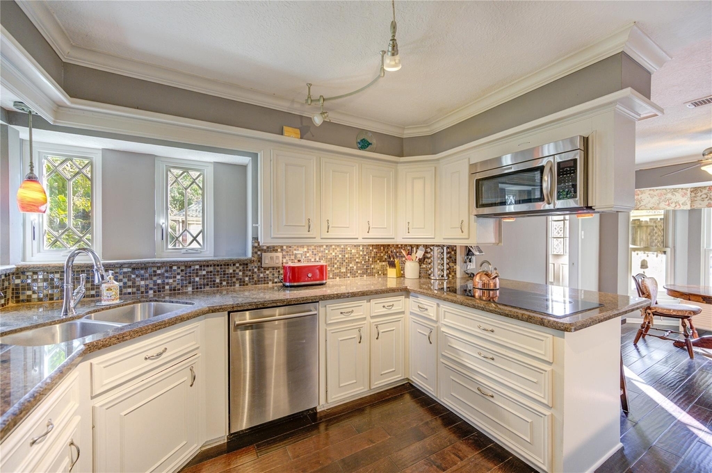 22526 Cove Hollow Drive - Photo 3