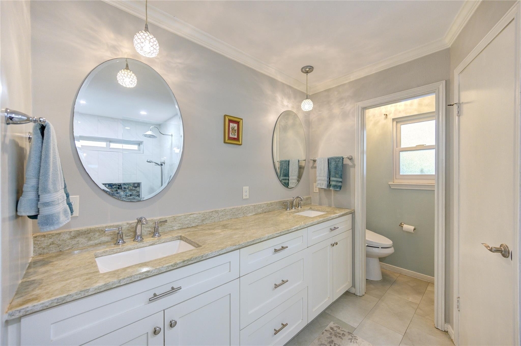 22526 Cove Hollow Drive - Photo 4