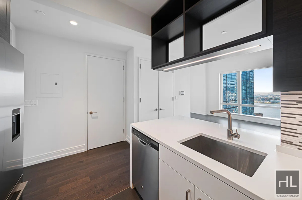 10th Avenue - Photo 0