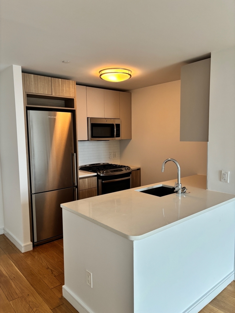  24th Street, Long Island City, NY 11101 - Photo 2