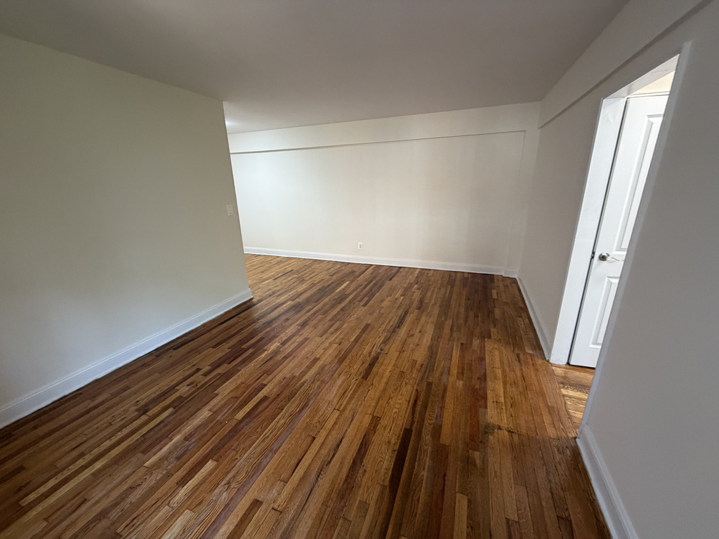 143-16 Barclay Avenue - Photo 7