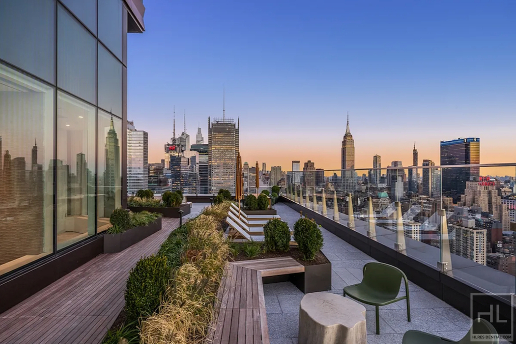 10th Avenue - Photo 17