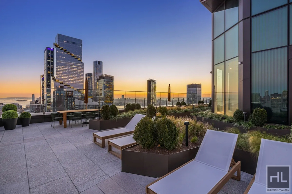 10th Avenue - Photo 16