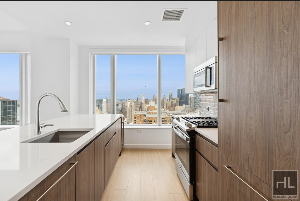 10th Avenue - Photo 1