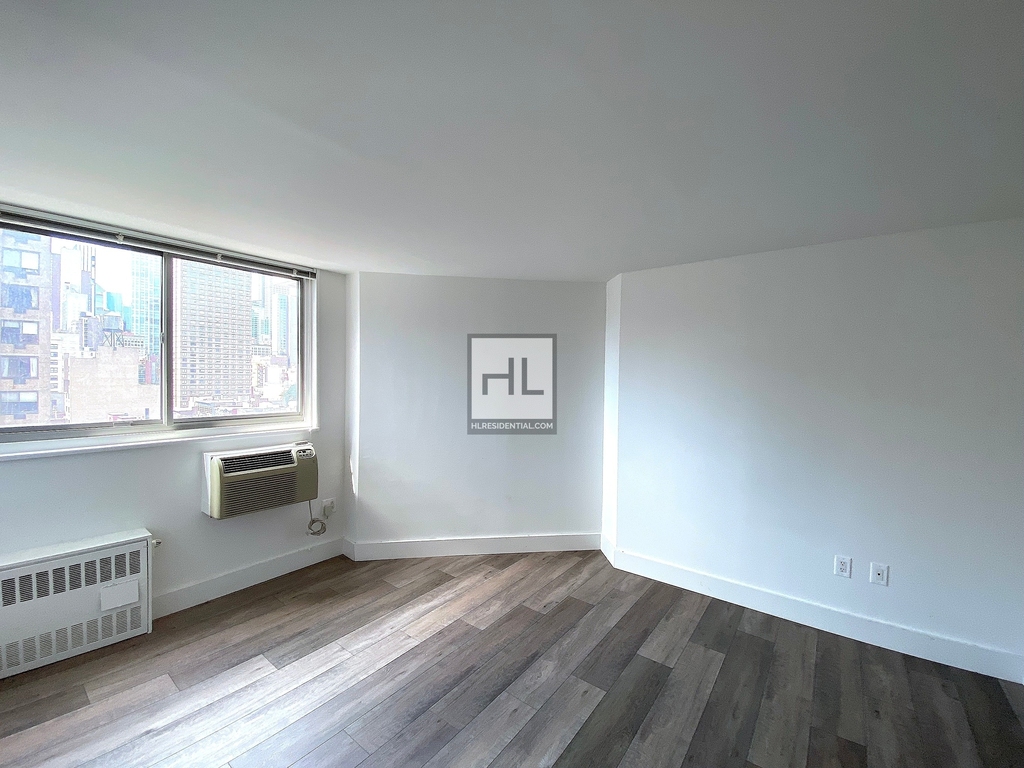 Second Avenue - Photo 2