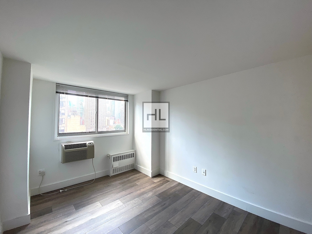Second Avenue - Photo 3