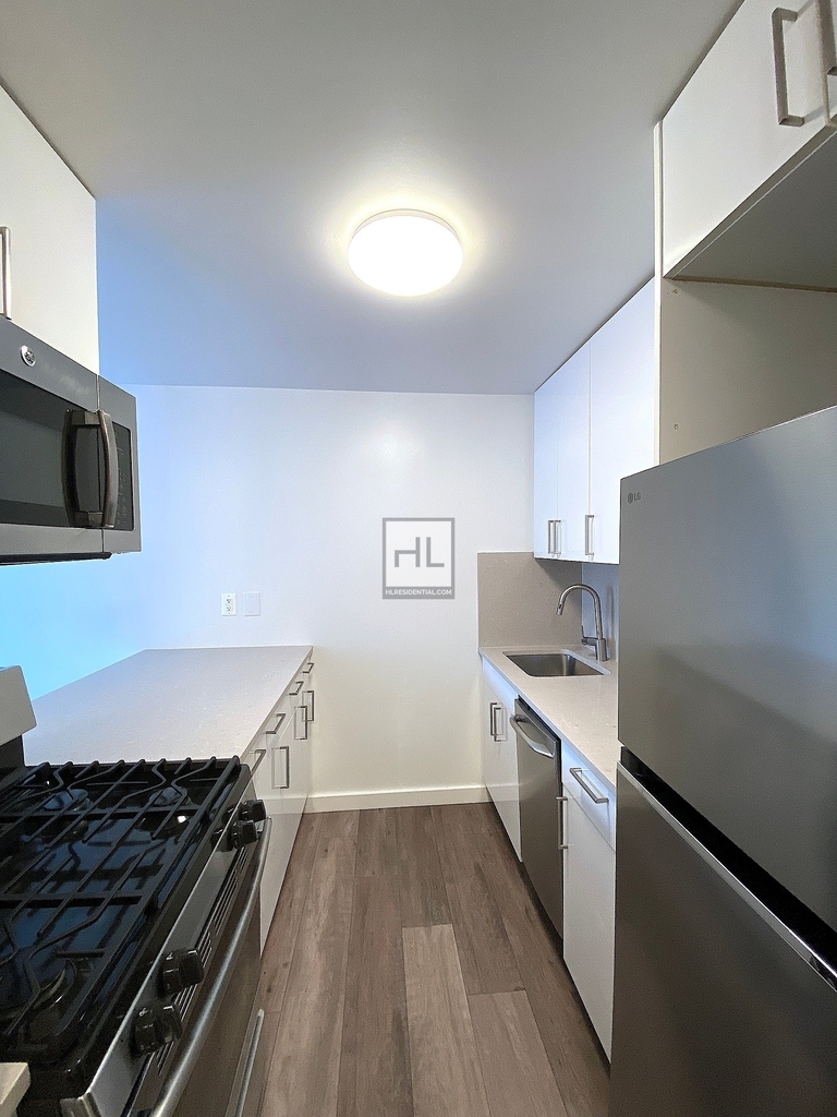 Second Avenue - Photo 1