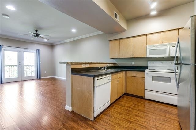 3102 Kings Road - Photo 2