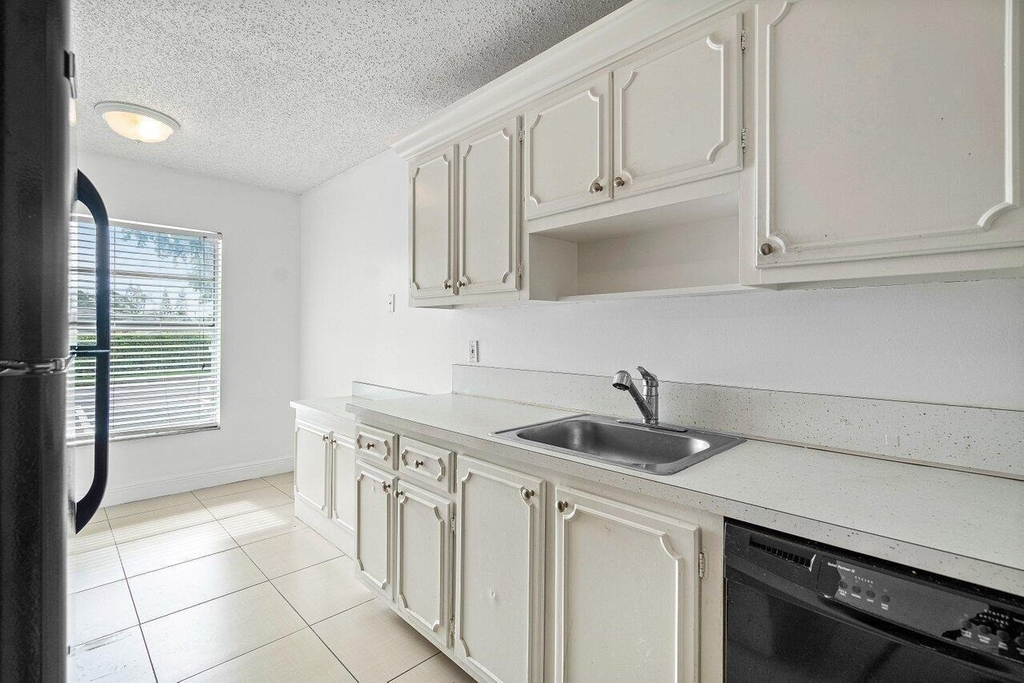 1021 Flame Vine Avenue - Photo 4