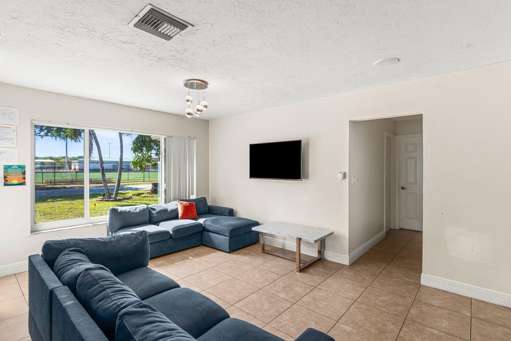 1121 N 66th Terrace - Photo 7