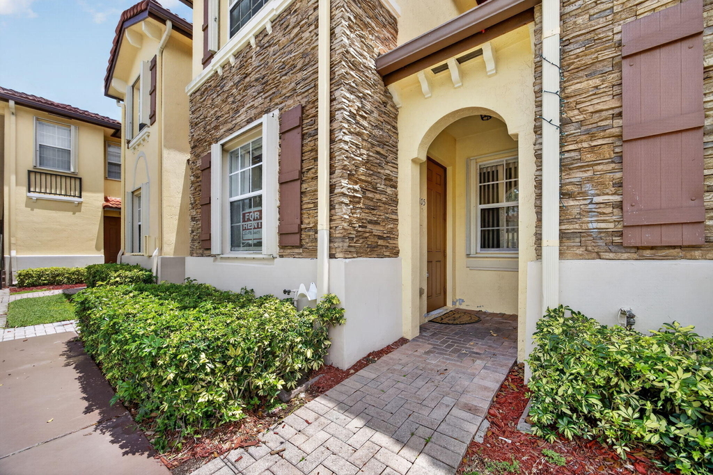 1575 Ne 33rd Avenue - Photo 1