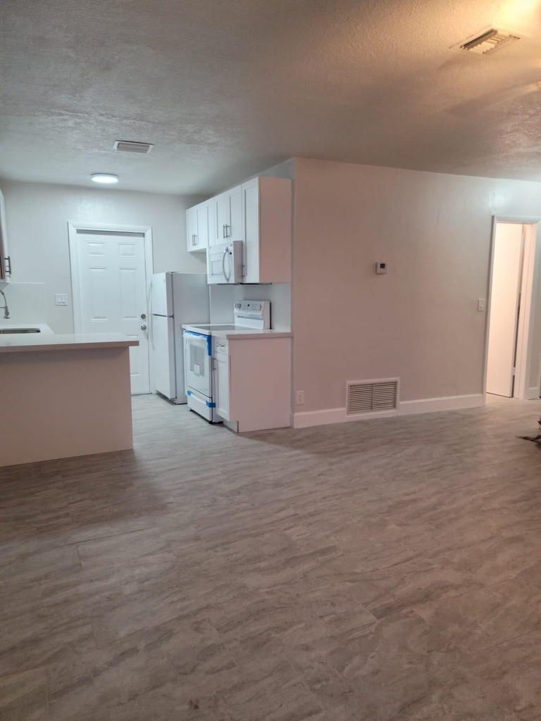 1320 Sw 34th Avenue - Photo 2