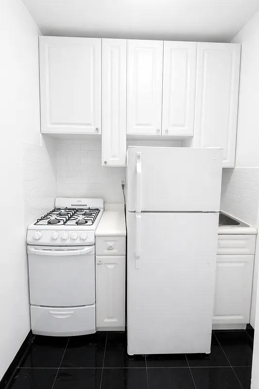 404 East 75th Street - Photo 5