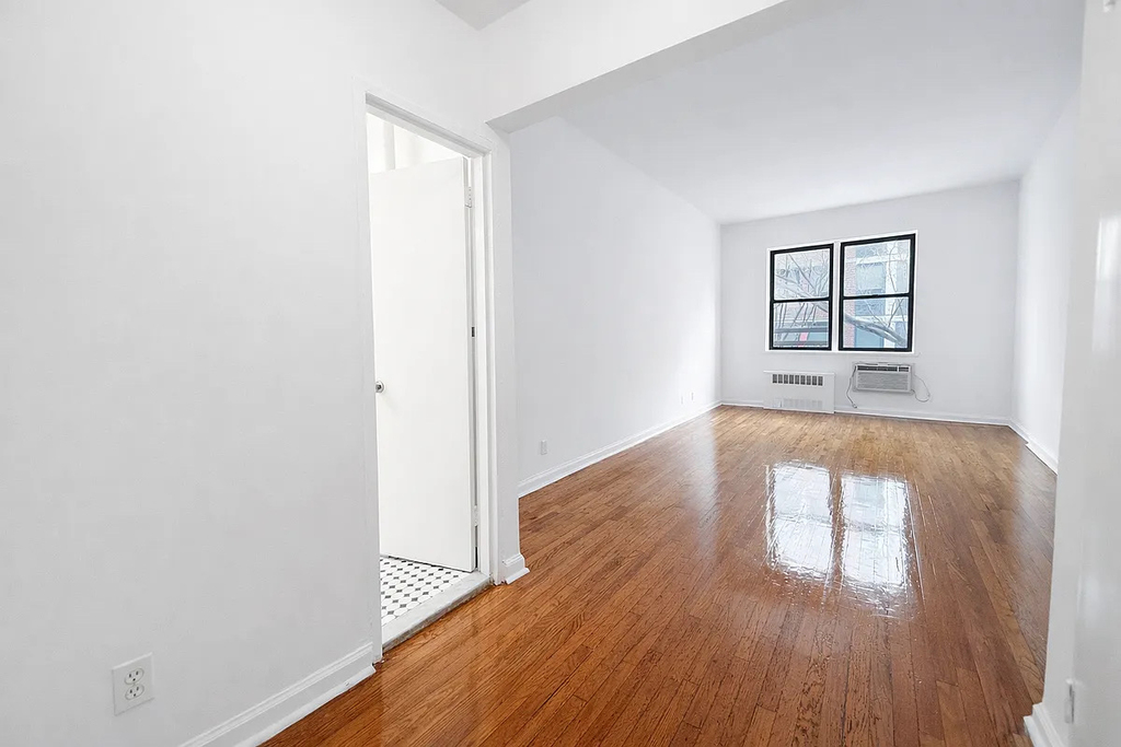 404 East 75th Street - Photo 2