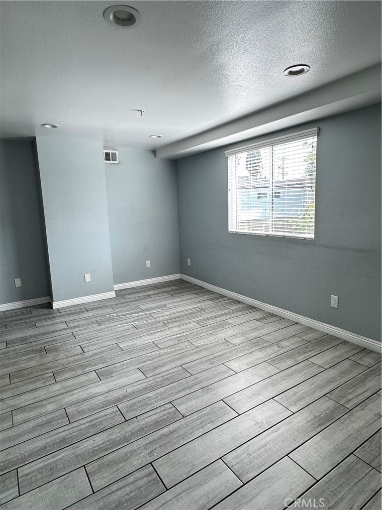 433 1/2 E 30th - Photo 2