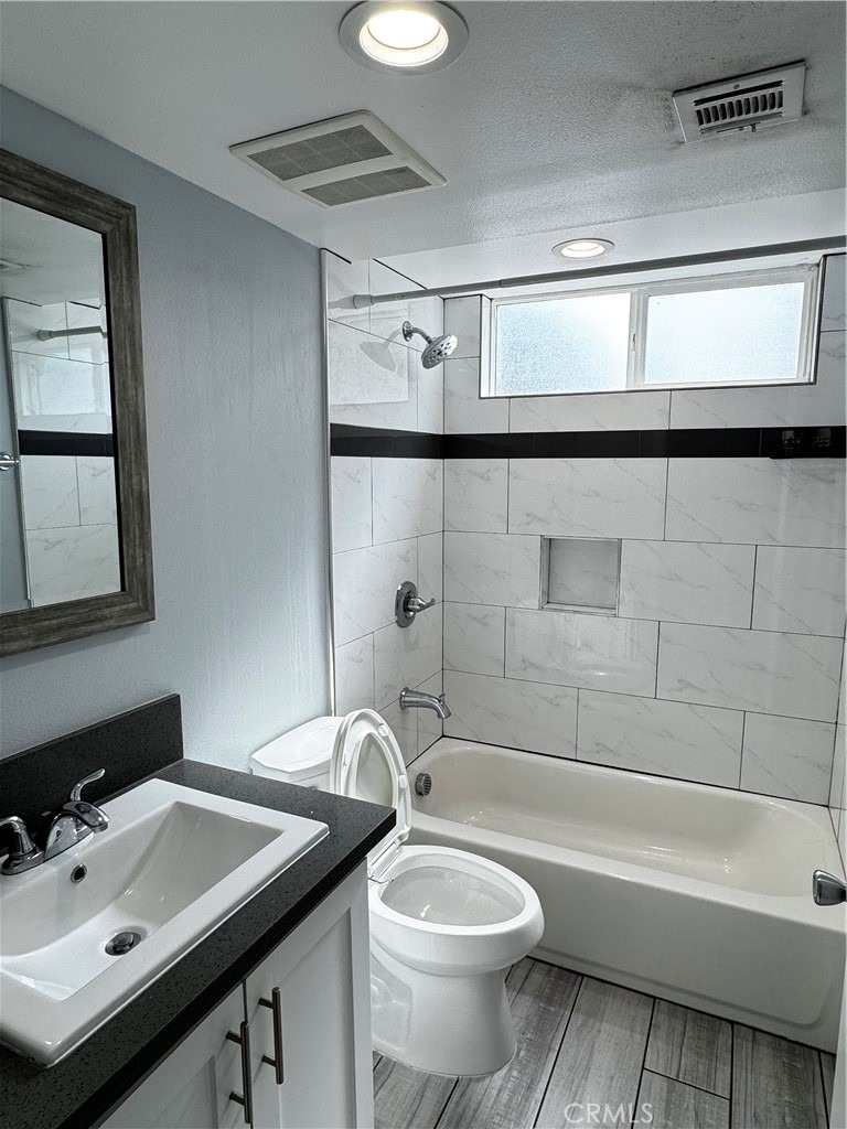433 1/2 E 30th - Photo 4