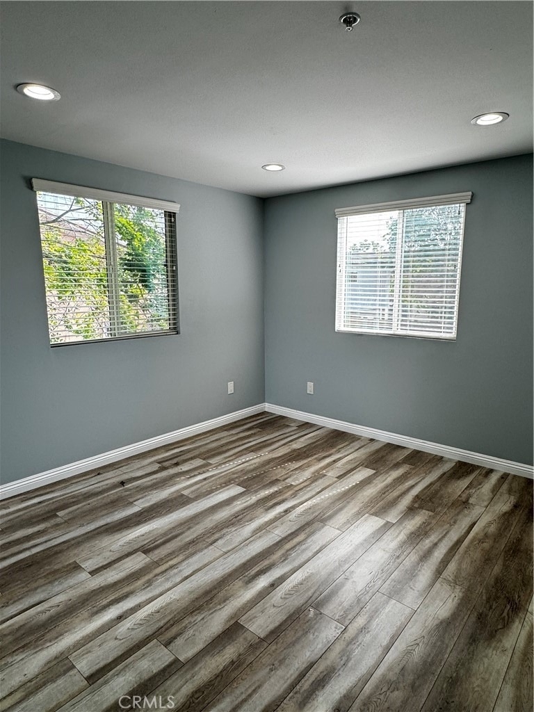 433 1/2 E 30th - Photo 3