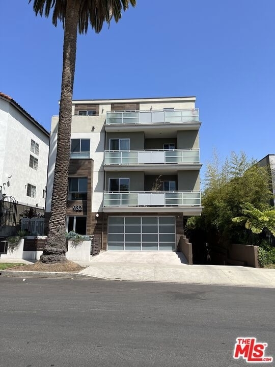 932 N Alfred Street - Photo 1
