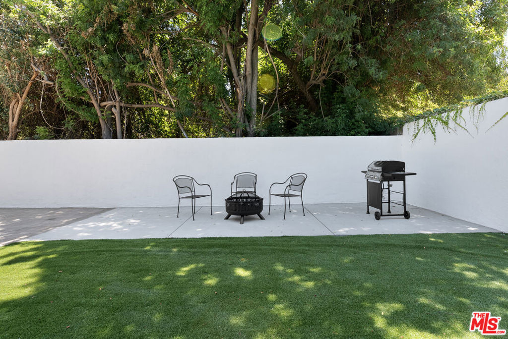 5541 Fallbrook Avenue - Photo 32