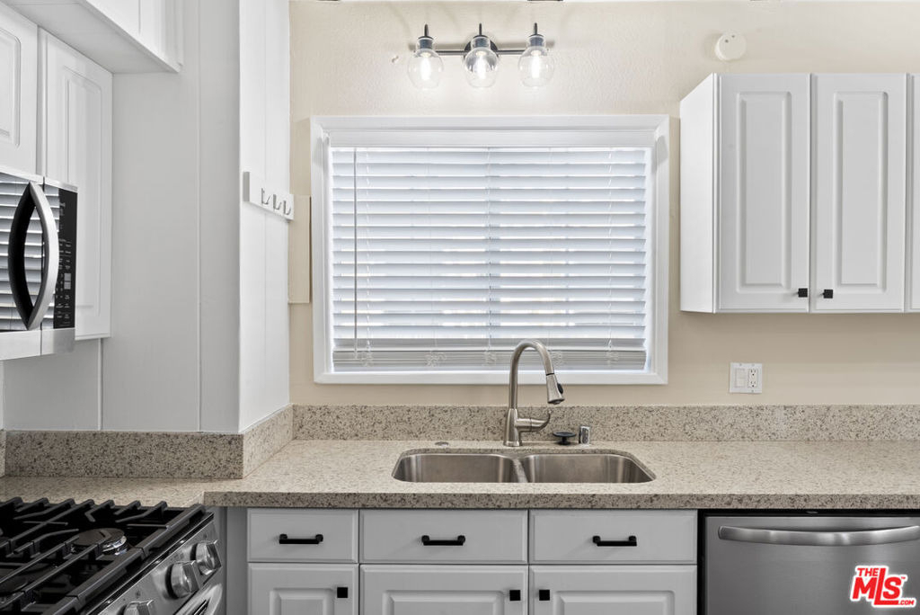 5541 Fallbrook Avenue - Photo 9