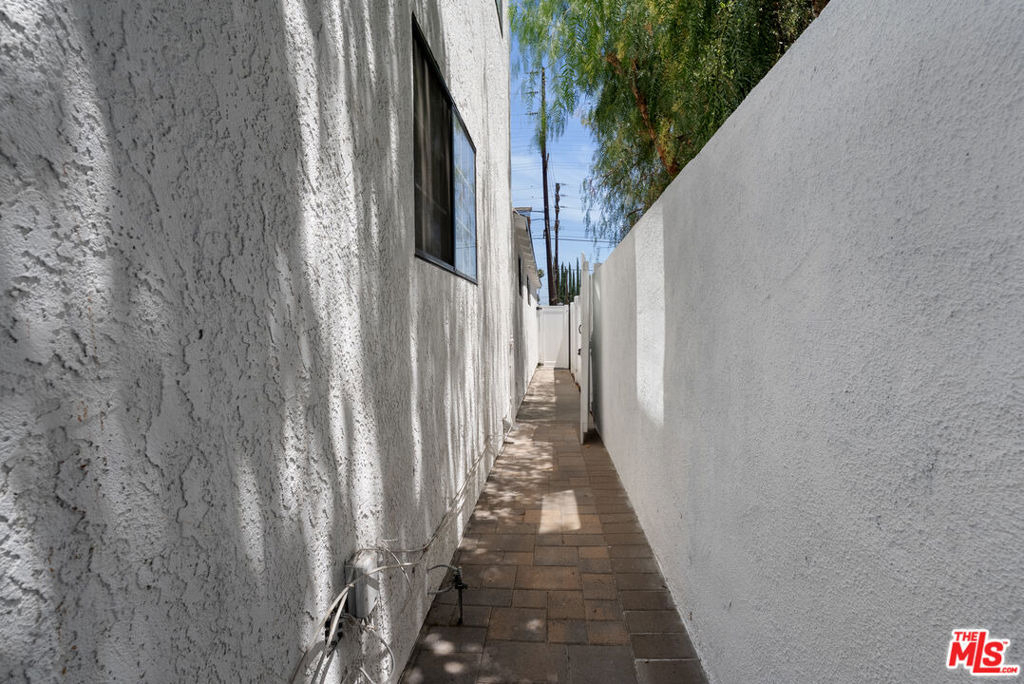 5541 Fallbrook Avenue - Photo 33