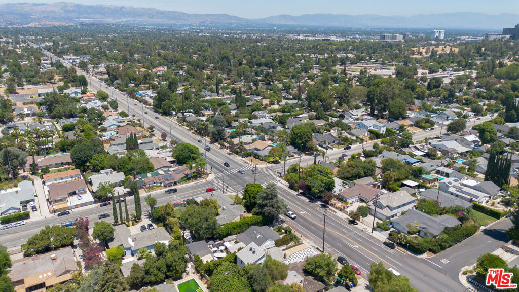 5541 Fallbrook Avenue - Photo 36