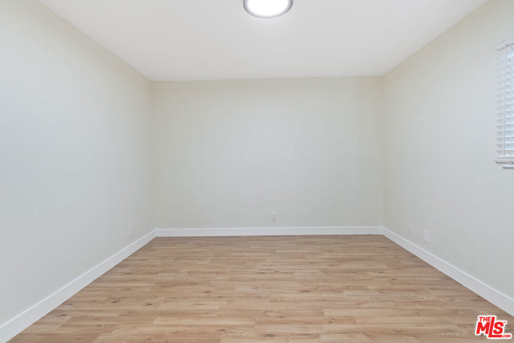 5541 Fallbrook Avenue - Photo 31