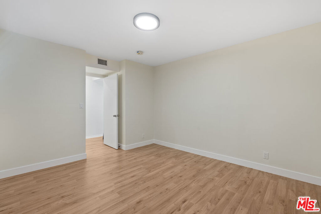 5541 Fallbrook Avenue - Photo 29
